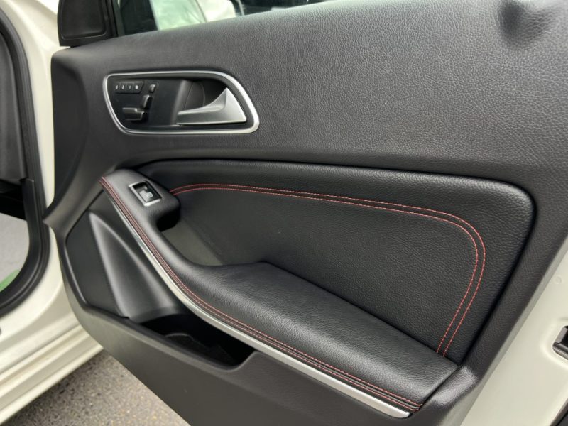 MERCEDES CLASSE A III FASCINATION 180 1.6i 122 Cv 1ERE MAIN BOITE AUTO CUIR TOIT OUVRANT Garantie1an