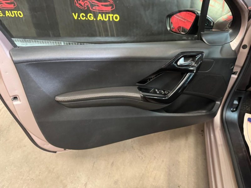 PEUGEOT 208 1.2 VTi 82 Allure 