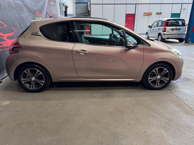 PEUGEOT 208 1.2 VTi 82 Allure 