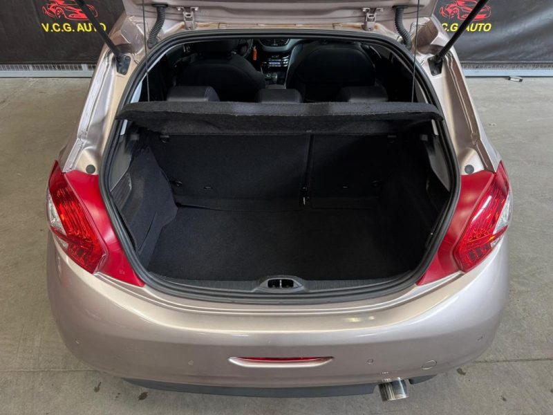 PEUGEOT 208 1.2 VTi 82 Allure 