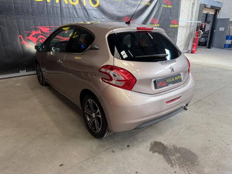 PEUGEOT 208 1.2 VTi 82 Allure 