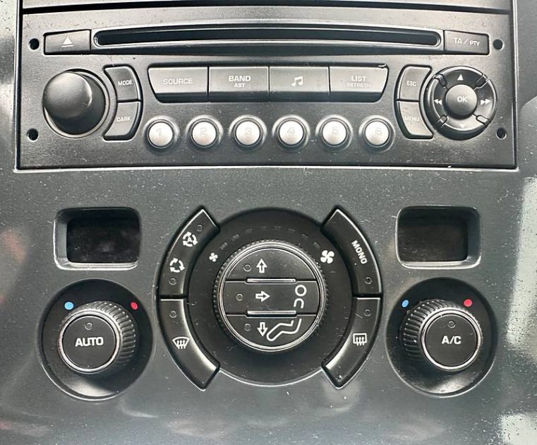 PEUGEOT 3008 Monospace 1.6L HDi 112cv PREMIUM / GARANTIE_RÉVISER 