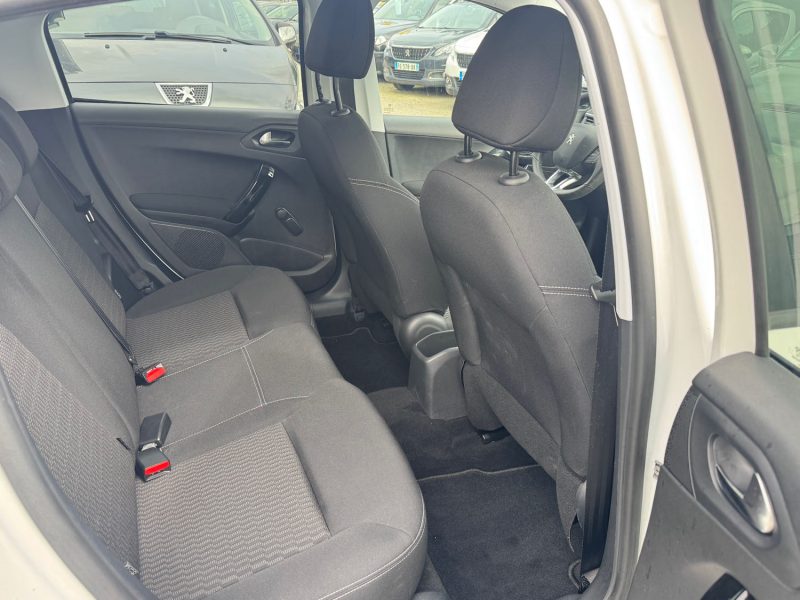 PEUGEOT 208 1.2 VTI 82ch STYLE 5p