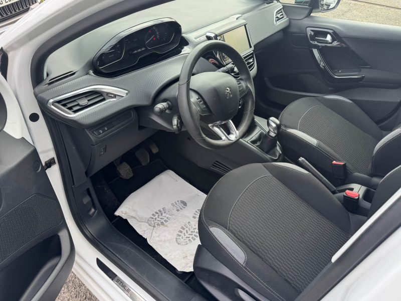 PEUGEOT 208 1.2 VTI 82ch STYLE 5p