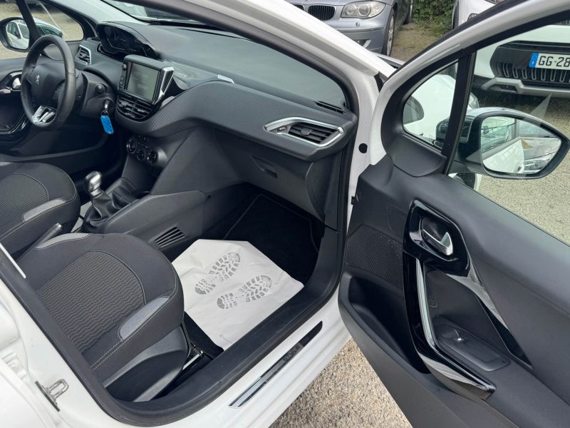 PEUGEOT 208 1.2 VTI 82ch STYLE 5p