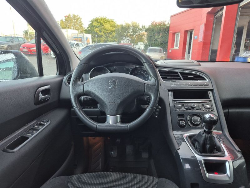 PEUGEOT 5008 2011
