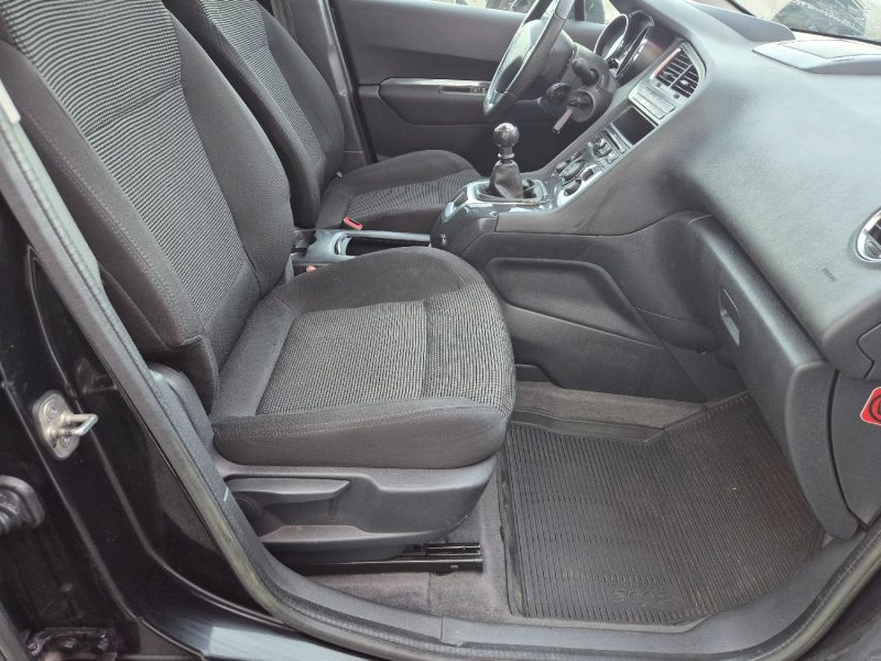 PEUGEOT 5008 2011