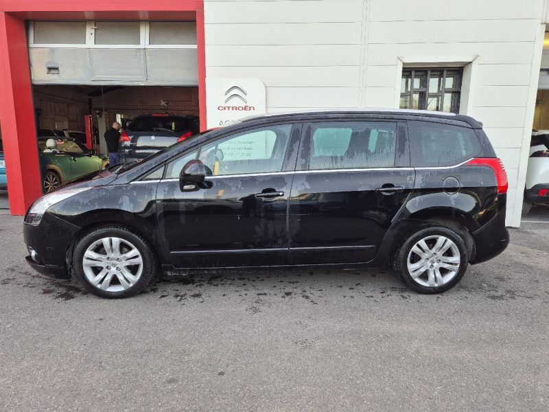 PEUGEOT 5008 2011