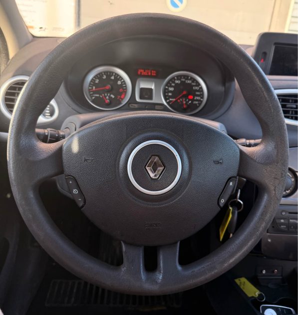 RENAULT CLIO3  1.2 16v 75CH TOMTOM-  IDEAL JEUNE PERMIS - clio 3