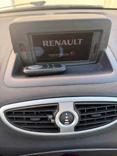 RENAULT CLIO3  1.2 16v 75CH TOMTOM-  IDEAL JEUNE PERMIS - clio 3
