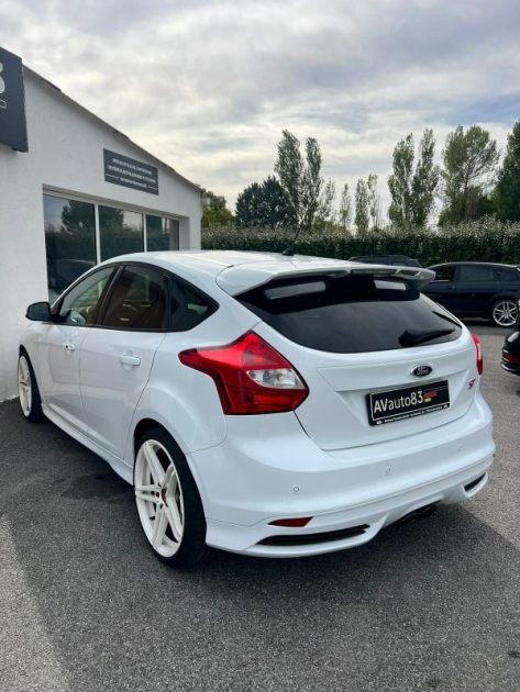 FORD  FOCUS ST 2.0 Eco Boost 250CV / Carnet Ford / CT OK / Révisée 
