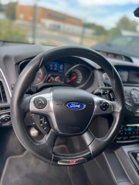 FORD  FOCUS ST 2.0 Eco Boost 250CV / Carnet Ford / CT OK / Révisée 