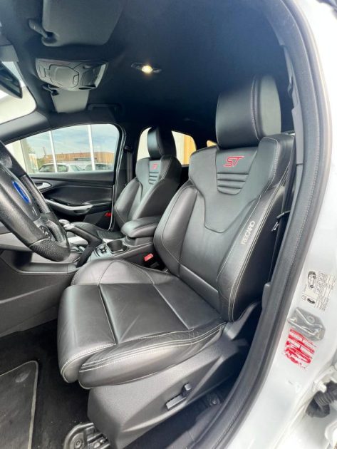 FORD  FOCUS ST 2.0 Eco Boost 250CV / Carnet Ford / CT OK / Révisée 