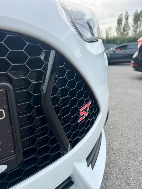 FORD  FOCUS ST 2.0 Eco Boost 250CV / Carnet Ford / CT OK / Révisée 