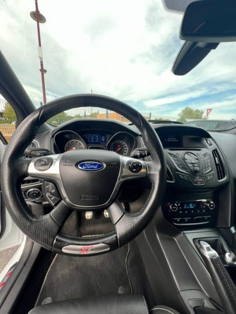 FORD  FOCUS ST 2.0 Eco Boost 250CV / Carnet Ford / CT OK / Révisée 