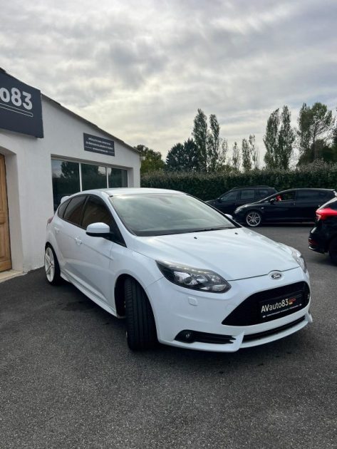 FORD  FOCUS ST 2.0 Eco Boost 250CV / Carnet Ford / CT OK / Révisée 