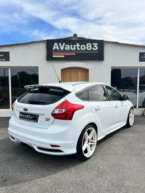 FORD  FOCUS ST 2.0 Eco Boost 250CV / Carnet Ford / CT OK / Révisée 