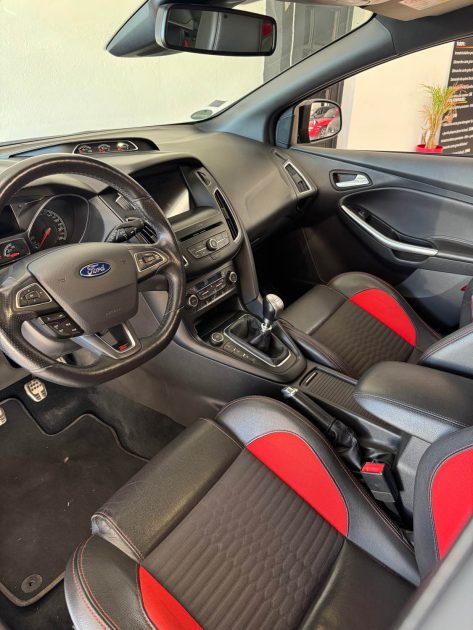 Ford Focus ST 2.0 Ecoboost 250ch - 137.100km - Carnet Complet - Révisée - CT ok - Garantie 1an