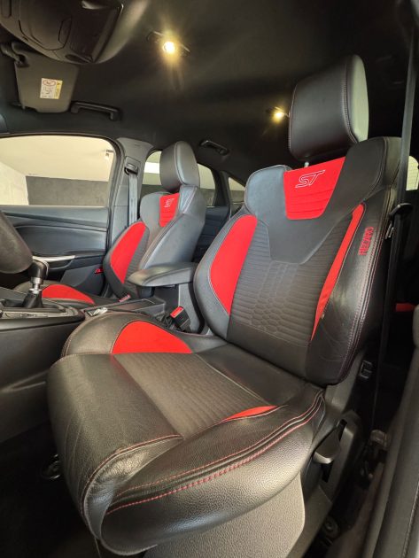 Ford Focus ST 2.0 Ecoboost 250ch - 137.100km - Carnet Complet - Révisée - CT ok - Garantie 1an