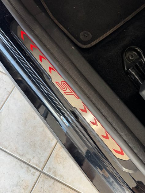 Ford Focus ST 2.0 Ecoboost 250ch - 137.100km - Carnet Complet - Révisée - CT ok - Garantie 1an