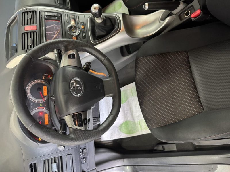 TOYOTA AURIS 2011 126 D-4D Lounge 5p