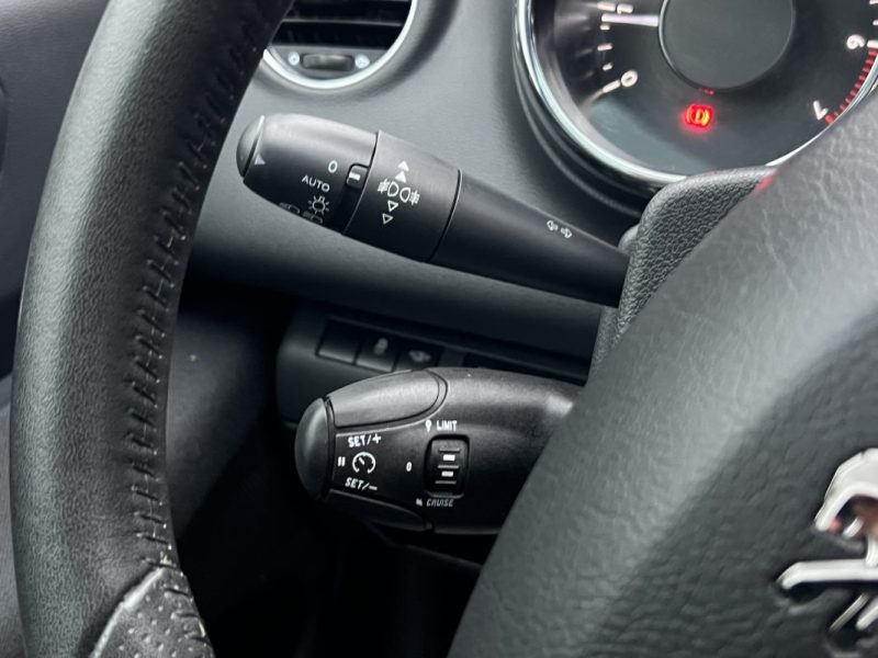 PEUGEOT 5008 PHASE 2 ALLURE 1.2 130 Cv 7 PLACES TOIT PANORAMIQUE GPS CAMERA CritAir1 - GARANTIE 1 AN