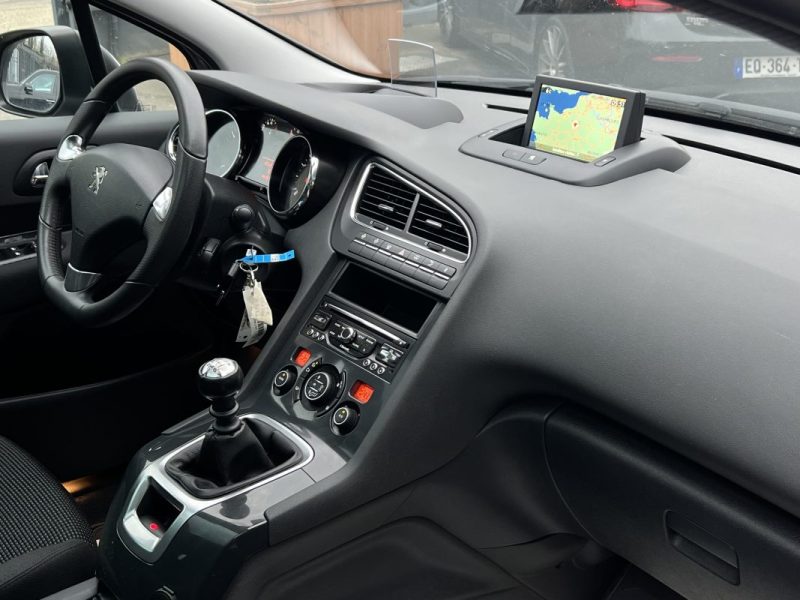 PEUGEOT 5008 PHASE 2 ALLURE 1.2 130 Cv 7 PLACES TOIT PANORAMIQUE GPS CAMERA CritAir1 - GARANTIE 1 AN