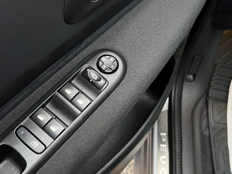 PEUGEOT 5008 PHASE 2 ALLURE 1.2 130 Cv 7 PLACES TOIT PANORAMIQUE GPS CAMERA CritAir1 - GARANTIE 1 AN