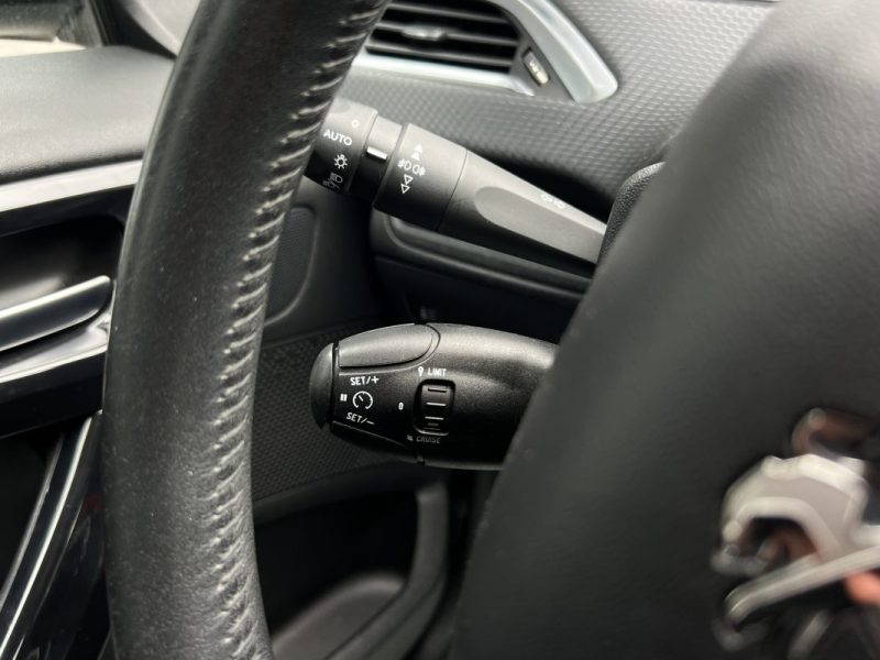 PEUGEOT 208 PHASE 2 1.2 82 Cv ECRAN TACTILE / APPLE & ANDROID CRIT AIR 1 5 PORTES - GARANTIE 1 AN