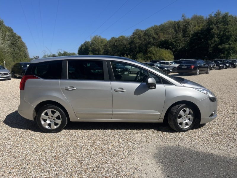 PEUGEOT 5008 2013