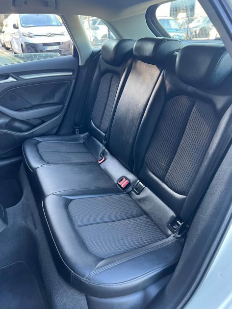 AUDI A3 1.6 TDI 105 AMBIENTE 