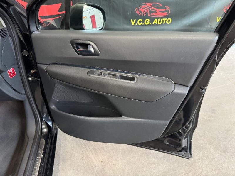 PEUGEOT 5008 1.6 HDI 110 Premium 5pl 