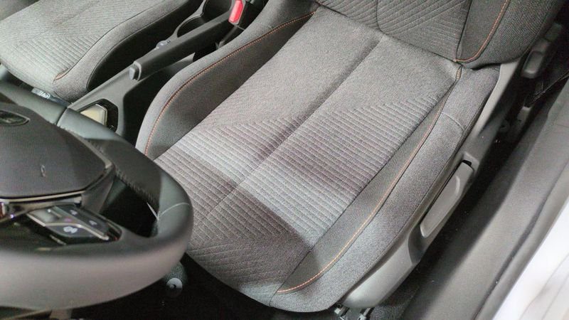 Peugeot 208 Hybrid 100 e-dcs6 style