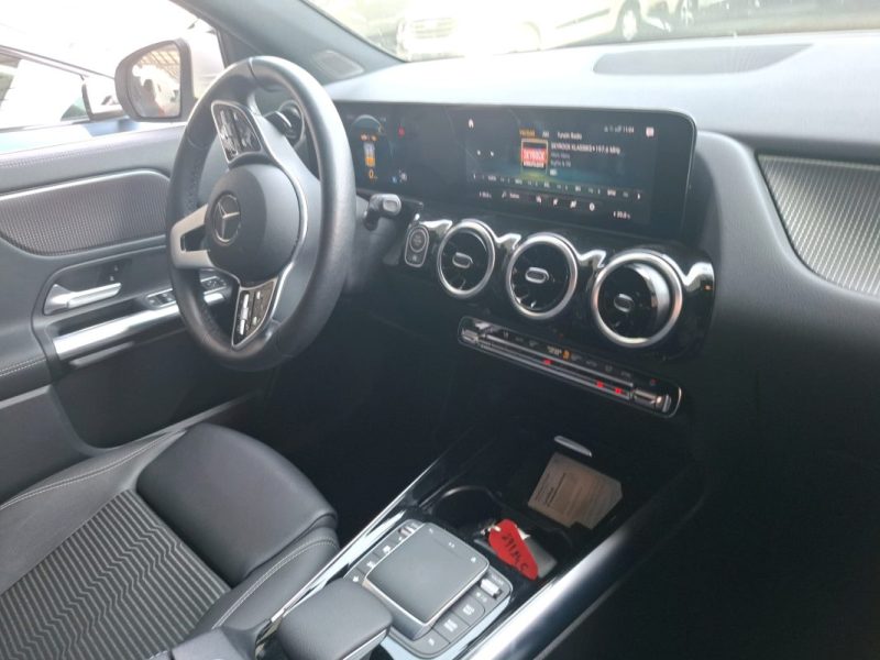 MERCEDES CLASSE GLA 200 d 150 ch BUSINESS Line CAMERA / ATTELAGE Garantie 12 Mois