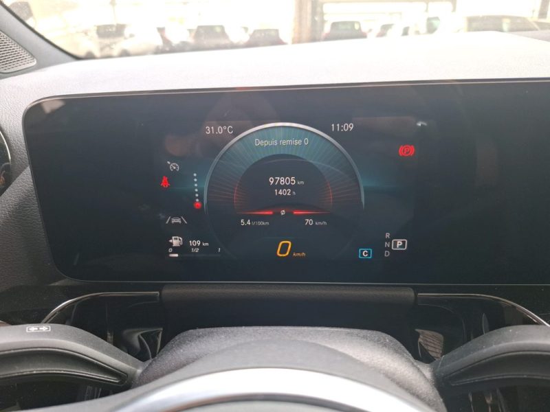 MERCEDES CLASSE GLA 200 d 150 ch BUSINESS Line CAMERA / ATTELAGE Garantie 12 Mois