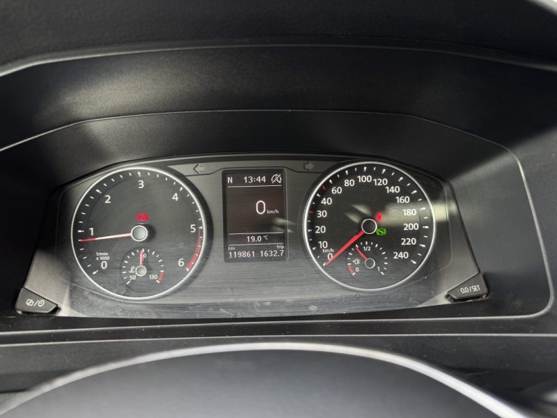 VOLKSWAGEN Caravelle 2.0 TDI Court DSG7 150 cv CARPLAY / SIÈGES CHAUFFANTS / CUIR / TOIT OUVRANT