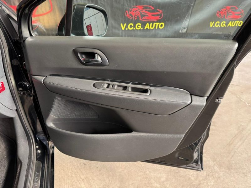 PEUGEOT 5008 1.6 HDi 112 Premium