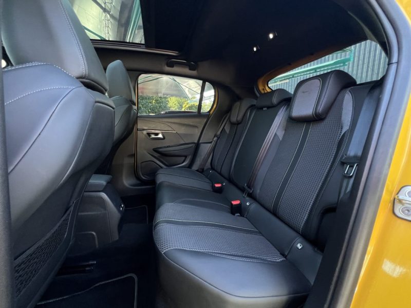 PEUGEOT 208 GT 1.2 130 Cv BVA8 TOIT PANORAMIQUE COMPTEUR 3D APPLE CARPLAY CRIT AIR 1 - GARANTIE 1 AN