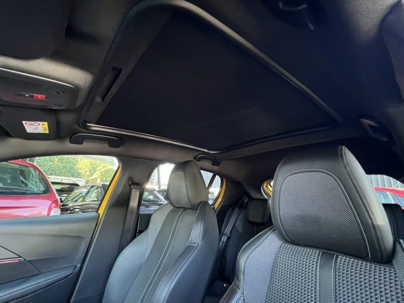 PEUGEOT 208 GT 1.2 130 Cv BVA8 TOIT PANORAMIQUE COMPTEUR 3D APPLE CARPLAY CRIT AIR 1 - GARANTIE 1 AN