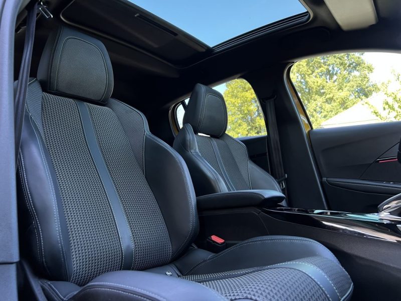 PEUGEOT 208 GT 1.2 130 Cv BVA8 TOIT PANORAMIQUE COMPTEUR 3D APPLE CARPLAY CRIT AIR 1 - GARANTIE 1 AN