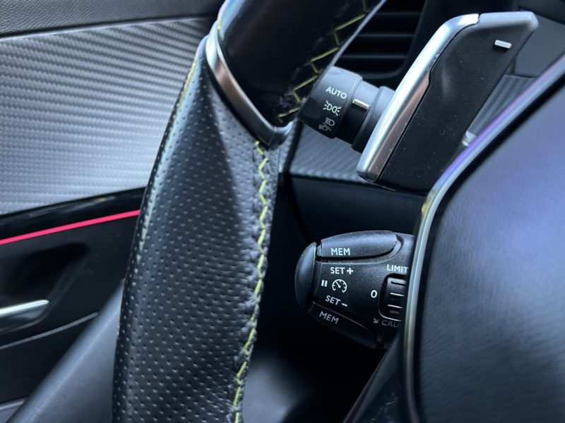 PEUGEOT 208 GT 1.2 130 Cv BVA8 TOIT PANORAMIQUE COMPTEUR 3D APPLE CARPLAY CRIT AIR 1 - GARANTIE 1 AN