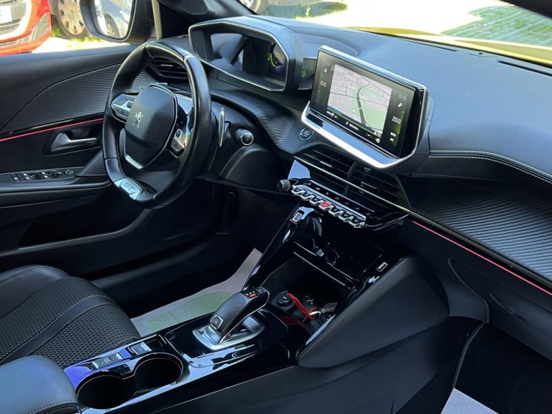 PEUGEOT 208 GT 1.2 130 Cv BVA8 TOIT PANORAMIQUE COMPTEUR 3D APPLE CARPLAY CRIT AIR 1 - GARANTIE 1 AN