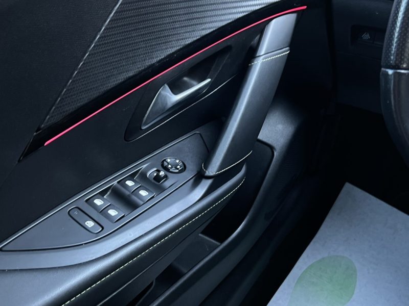 PEUGEOT 208 GT 1.2 130 Cv BVA8 TOIT PANORAMIQUE COMPTEUR 3D APPLE CARPLAY CRIT AIR 1 - GARANTIE 1 AN