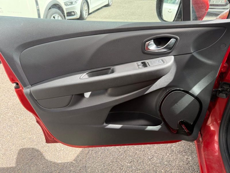 RENAULT CLIO IV 0.9 TCE GENERATON 75CH ( vente à marchand )