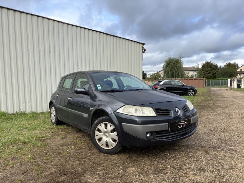 LOT DE 2 RENAULT MEGANE 1.6i pour professionnel uniquement 