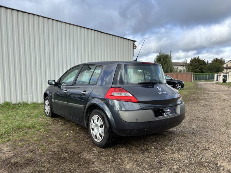 LOT DE 2 RENAULT MEGANE 1.6i pour professionnel uniquement 
