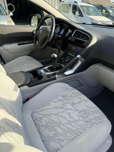 PEUGEOT 3008 1.6 HDi 110 PACK