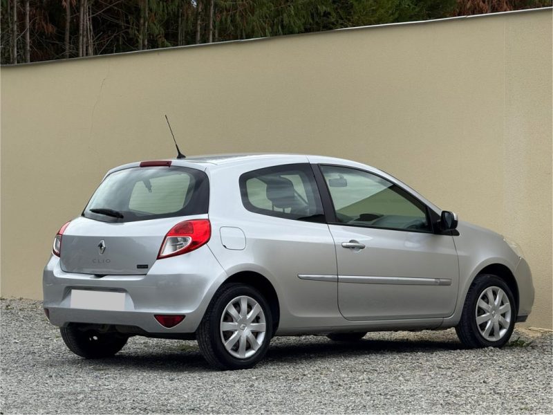 RENAULT CLIO III 1.2 16v 75CV Zen 2013 176 000KM