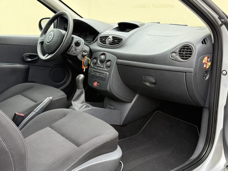 RENAULT CLIO III 1.2 16v 75CV Zen 2013 176 000KM