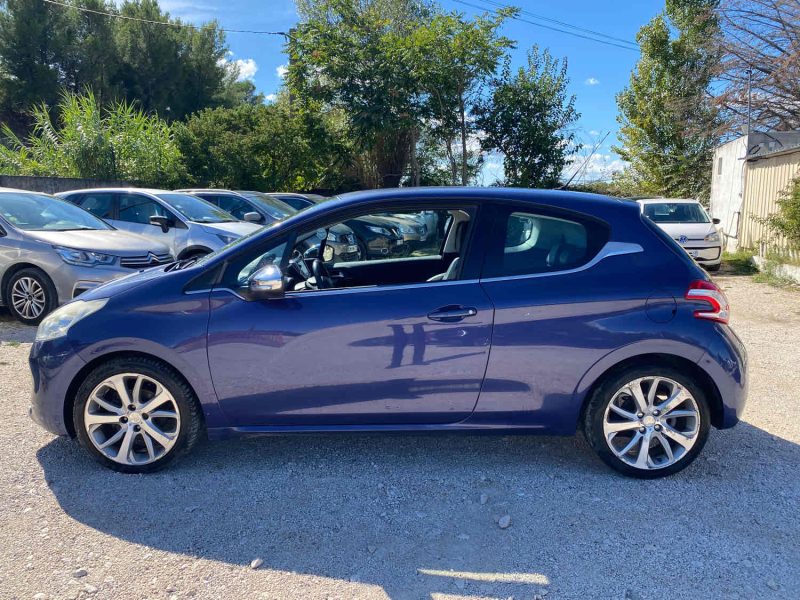 PEUGEOT 208 2012